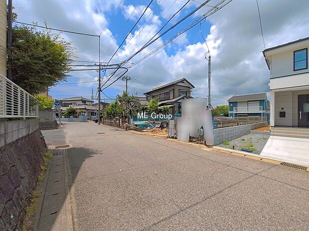 ～Exterior～　前面道路広々南側6.3ｍ＆2台駐車OK♪ お車の出し入れもスムーズで、毎日の運転がさらに快適に。気軽にカーライフを楽しめる住まいです♪  