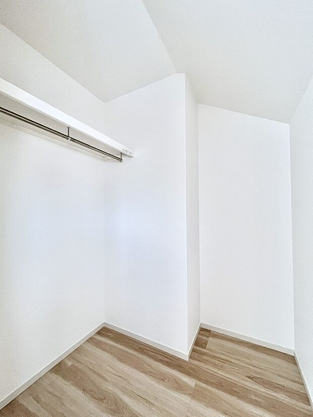 ~Walk-in Closet~ 必要なものやコーディネートを一覧して確認でき、身支度や準備が短時間で済むウォークインクローゼットを設置しました。家の中をすっきりとさせる便利な収納スペースです。