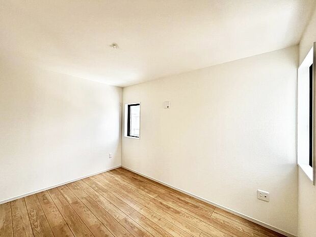 ~Bed Room~ 部屋数が多いのが戸建てのメリットです。ご家族が増えたことで手狭に感じていた住まいも戸建てでは各居室プライバシーを保つことができます。住まいにゆとりが生まれ心もリラックスできます♪