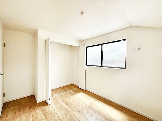~Bed Room~ 子供部屋はお子様にとって大変重な役割があります。子供一人で過ごす空間を与えることで、宿題や勉強時間も自然と増えまた自ら部屋の片付けや掃除なども促すことに繋がります。