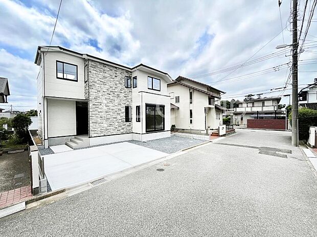 ~Exterior~ ご夫婦で1台ずつ車をお持ちの場合や来客が多いご家庭には、2台分の駐車場があると便利です。人を招きやすく、お子様の自転車やバイク置き場としても活用できます。