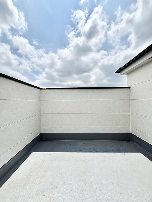 ~Balcony~ バルコニーは温かい陽がさしこみ、お布団や洗濯物を気持ちよく干すことができます。 使いやすく開放的なバルコニーです♪陽ざしがたっぷり降り注ぐ、バルコニー付き住まい。