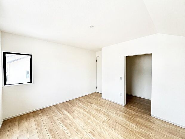~Bed Room~ 「今日も一日お疲れ様」とご夫婦でゆったりくつろげる寝室。 毎日の家事やお仕事に疲れた日はフカフカのベットで癒されてください。テレビや本棚をおいても快適な広さが自慢♪