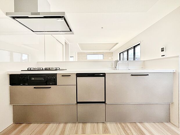 ◆1号棟◆~Kitchen~ 会話が弾むリビング、料理が愉しくなるキッチン。家は、ただ生活する場ではなく、暮らしを愉しく、快適にする場所。笑顔の毎日、安らぎの日々のために、最新の設備・仕様を採用。