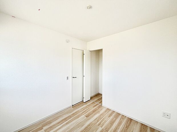 ◆1号棟◆~Bed Room~ マンションと違い部屋数が多いのが戸建てのメリットです。ご家族が増えたことで手狭に感じていた住まいも戸建てでは各居室プライバシーを保つことができます。