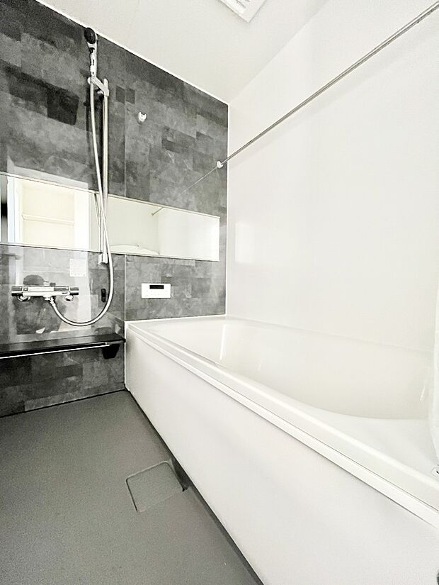 ◆1号棟◆～Bath Room～　足を伸ばして入浴することが可能！一日の疲れを癒す貴重なバスタイムです。お子様とご一緒でも十分な広さなので、リビングとは違った家族団欒のひと時をお楽しみいただけます。