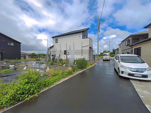 ～Exterior～　前面道路：南東 4.5m 私道　前面道路は閑静な住宅地をはしる車通りの少ない道路。駐車の出し入れもらくらくです！ご不明点・現地見学のご希望は、お気軽にお問い合わせください！