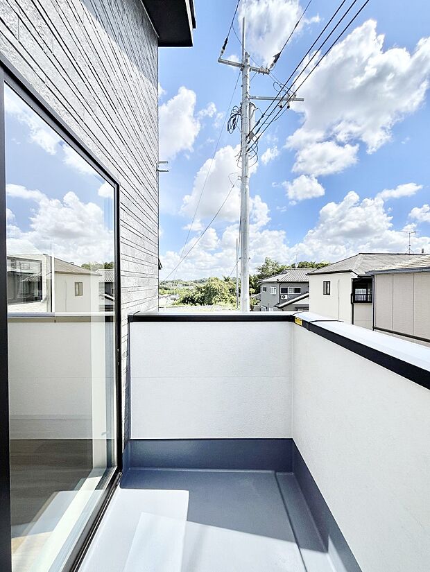 ◆1号棟◆～Balcony～　大きな空に囲まれた気持ちのいい家。バルコニーを覗くだけで圧倒的な開放感に包まれます。バルコニーは陽がさしこみお布団や洗濯物を気持ちよく干すことができます。
