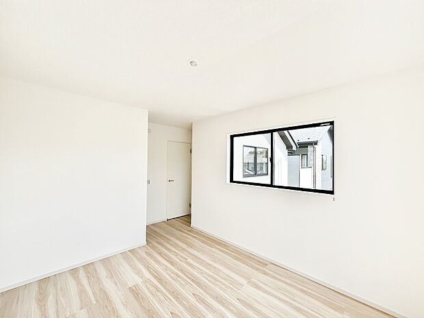◆1号棟◆～Bed Room～  「今日も一日お疲れ様」とご夫婦でゆったりくつろげる寝室。毎日の家事やお仕事に疲れた日はフカフカのベットで癒されてください。テレビや本棚をおいても快適な広さが自慢♪