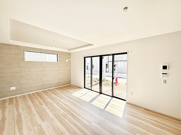 ◆1号棟◆~Living~ 飽きの来ないシンプルでおしゃれなLDK。大きな窓から日差しが差し込むので室内も明るく、家族の憩いの場としてピッタリです。開放感と日当たりの良さを是非ご覧ください!