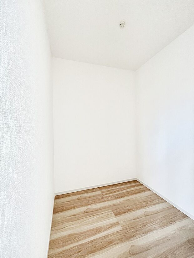 ◆1号棟◆~Walk-in Closet~ たくさんの洋服をかけてもシワになりにくいウォークインクローゼット。洋服以外にも、普段使わない家電やスーツケース、ストック品など何でも片付く嬉しい空間です。