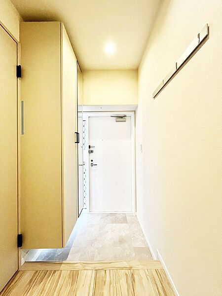 ～Entrance～　家の中でお客様を迎える最初の場所である玄関は、家の印象そのものです！豊富な玄関収納で、常に綺麗に保つことが出来ます♪玄関にはたっぷり収納の下駄箱を完備！