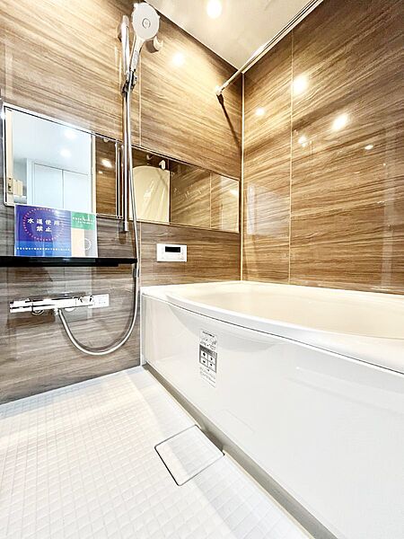 ～Bath Room～　足を伸ばして入浴することが可能！一日の疲れを癒す貴重なバスタイムです。お子様とご一緒でも十分な広さなので、リビングとは違った家族団欒のひと時をお楽しみいただけます。