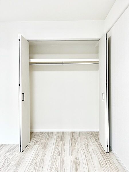 ～Closet～　壁面クローゼットがあればタンスを置く必要がなく、出っ張りのないスッキリ空間を維持できます。限られたスペースを有効に活用できそう。季節の衣類や趣味の品などたっぷり収納出来ますね♪