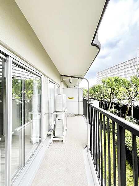 ～Balcony～  バルコニーは温かい陽がさしこみ、お布団や洗濯物を気持ちよく干すことができます。  使いやすく開放的なバルコニーです♪陽ざしがたっぷり降り注ぐ、バルコニー付き住まい。