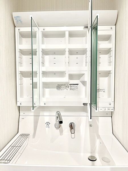 三面鏡の裏に、化粧品や衛生用品などを収納可能。洗面台をすっきりと保ちます！