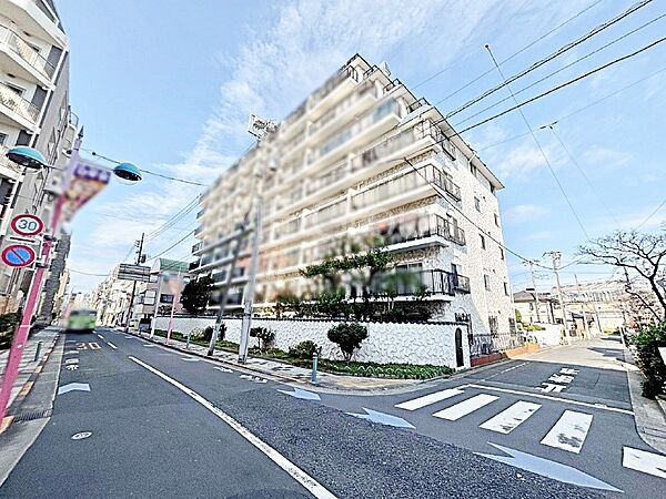 前面道路はきちんと整備されています。