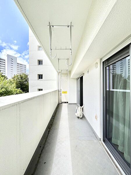 南向きの日当たりの良いバルコニー