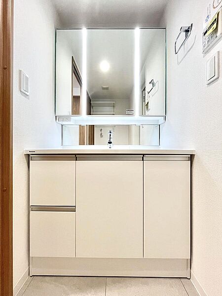 清潔感ある洗面化粧室で朝の身支度も快適