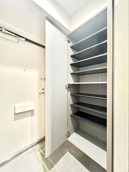 たっぷり収納できるシューズボックスで家族全員の靴も、玄関すっきり。