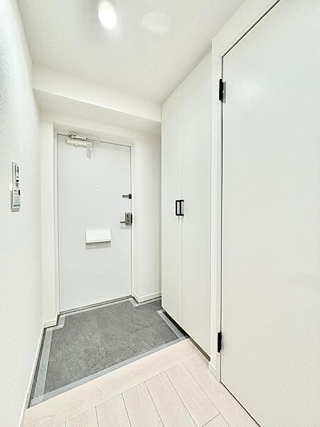 ～Entrance～　家の中でお客様を迎える最初の場所である玄関は、家の印象そのものです！豊富な玄関収納で、常に綺麗に保つことが出来ます♪玄関にはたっぷり収納の下駄箱を完備！