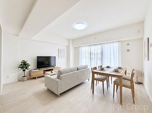 ～Living～　飽きの来ないシンプルでおしゃれなLDK。大きな窓から日差しが差し込むので室内も明るく、家族の憩いの場としてピッタリです。開放感と日当たりの良さを是非ご覧ください！　※家具はCGです