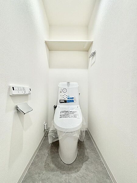 明るく清潔感のあるトイレです。