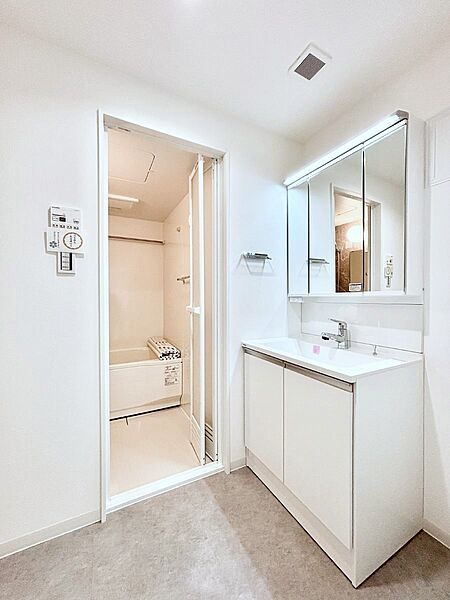 ～Dressing Room～　清潔感溢れる色合いで統一されていると、スッキリと整った印象をうけます。鏡の裏にはたっぷりと収納スペースを標準装備！水廻りは、シンプルかつ機能性を重視して。