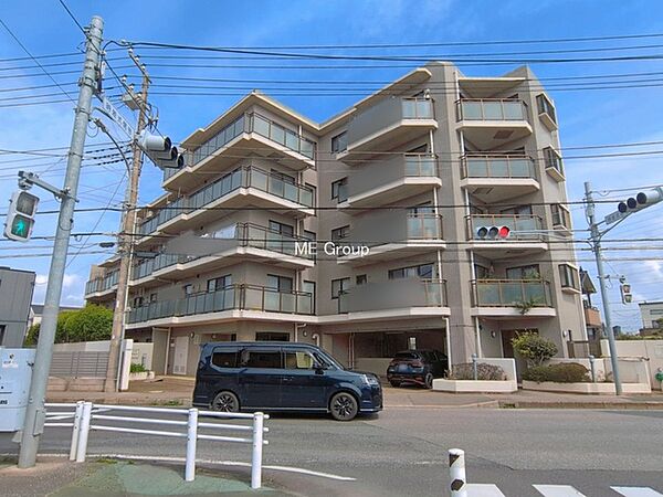 ～Exterior～　閑静な住宅地で子育て家族にピッタリ。毎日のお散歩も快適な緑に恵まれたエリアで、自然に包まれた穏やかな暮らしを実現するための、ゆとりある住環境が整っています。