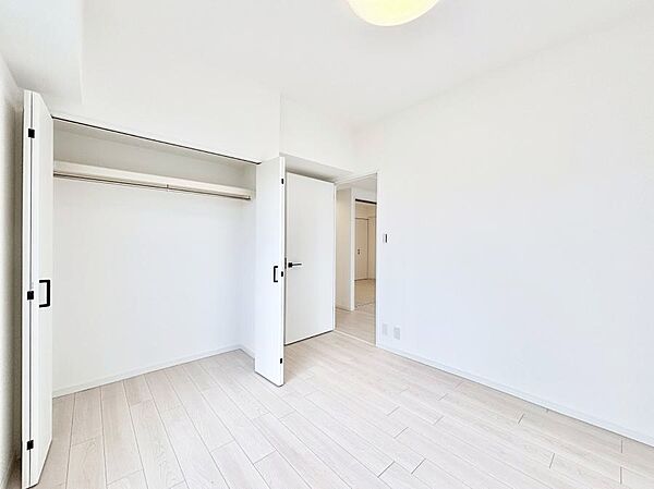 ～Bed Room～  全居室には収納クローゼットを完備！普段使いのお洋服や小物はもちろん、季節物のお洋服などもしっかりと整理整頓おしまい頂けます。  居室空間を広く使用できますね。