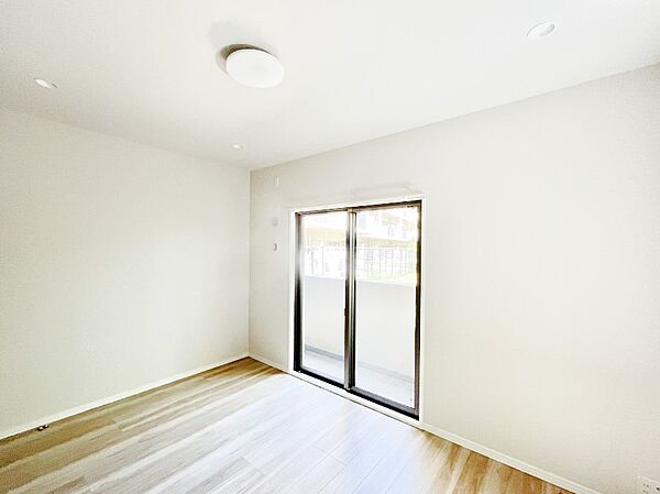 バルコニーに繋がるお部屋は開放感があります。　