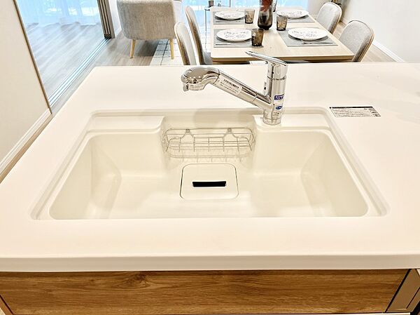 広々としたシンクでお料理やお皿洗いもラクラク快適に！
