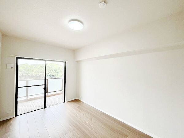 バルコニーが開放感をプラスしてくれる洋室  　