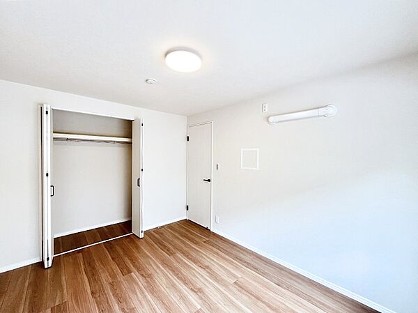 お子さまのお部屋としても！衣類の整理整頓に便利なクローゼット付きの洋室。
