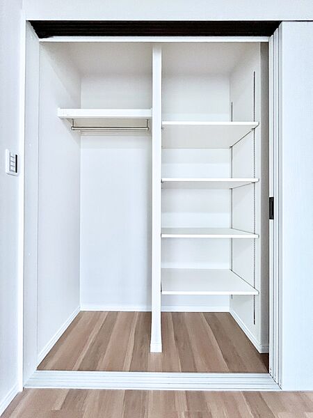 毎日着る衣類や荷物などの収納に便利なクローゼット