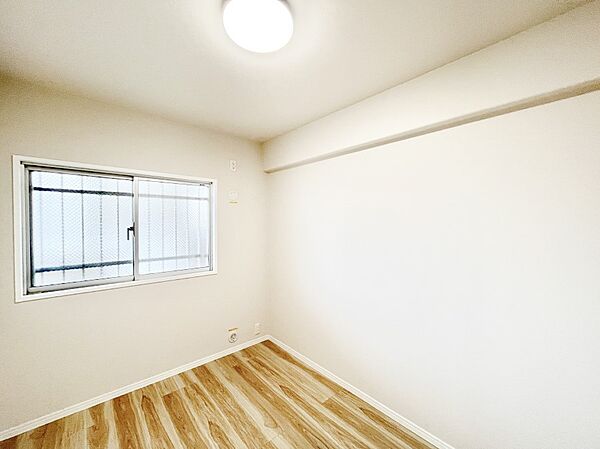 使いやすい形でベットや家具の置き方にも困ることもありません。
