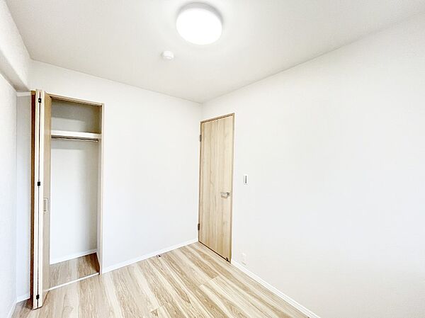 お子さまのお部屋としても！衣類の整理整頓に便利なクローゼット付きの洋室。