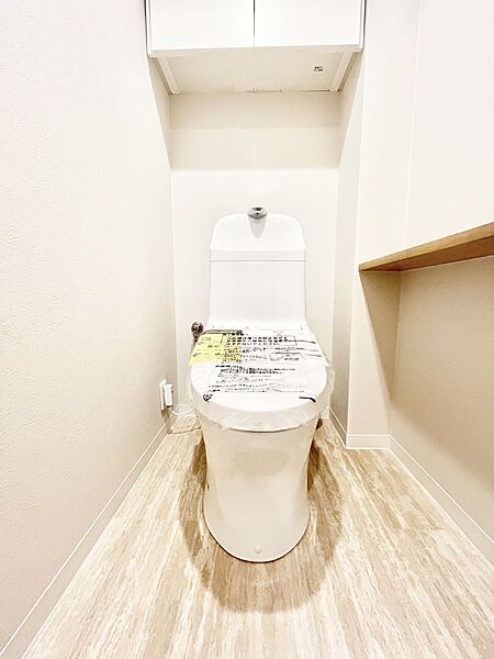 明るく清潔感のあるトイレです。