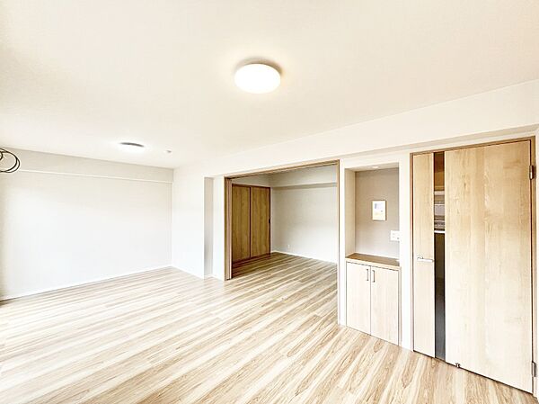 明るい陽光が注ぎ、寛ぎの雰囲気に満たされるダイニング。