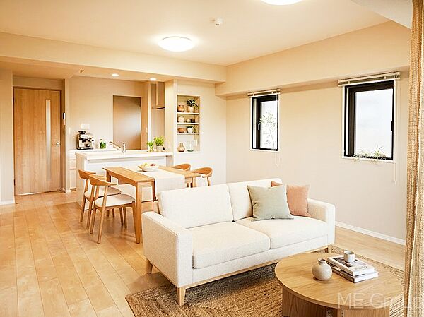 ～Living～　家族の食事や団らんのほか、子どもを遊ばせたり、友人を招いたりするLDKは住まいの中心。長時間過ごす場所だから、その空間は住まい全体の居心地を左右します。　※家具はCGです