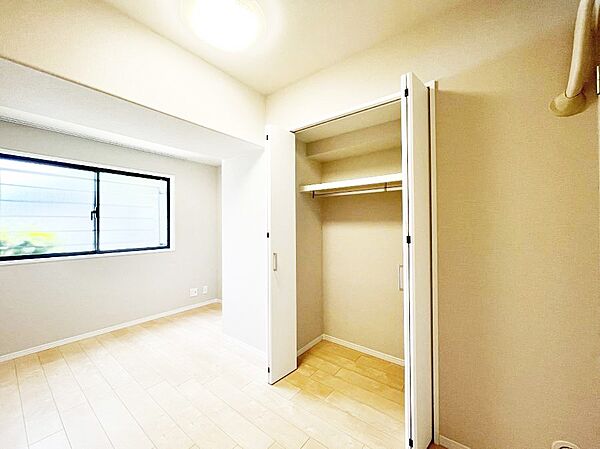 ～Bed Room～　全居室に収納クローゼットを完備！普段使いのお洋服や小物はもちろん、季節物のお洋服などもしっかりと整理整頓おしまい頂けます。居室空間をより広く使用でき、お部屋を有効活用いただけます
