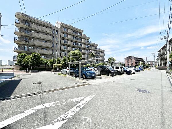 ～Exterior～　閑静な住宅地で子育て家族にピッタリ。毎日のお散歩も快適な緑に恵まれたエリアで、自然に包まれた穏やかな暮らしを実現するための、ゆとりある住環境が整っています。