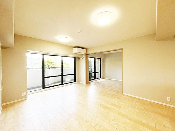 ～Living～　豊かな陽光がこの場所を照らしだす。光溢れるこの空間はみんなの笑顔が集う場所、時を忘れ、つきることのないたわいもない会話を楽しむ時間、たくさんの思いが綴られる場所。