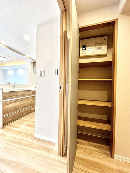 廊下収納。掃除道具や季節の小物を収納することができます。