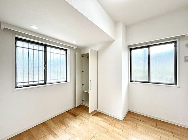 2面採光の洋室。窓から入り込む陽光がお部屋全体を優しく包み込みます！