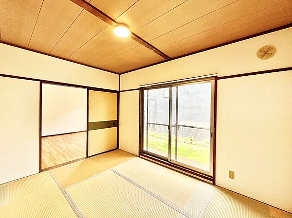 柔らかい畳の空間は、お子様の遊び場や来客時のおもてなしの場所として重宝します。