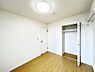 寝室：収納が充実しているので居住スペースを広々使えます  