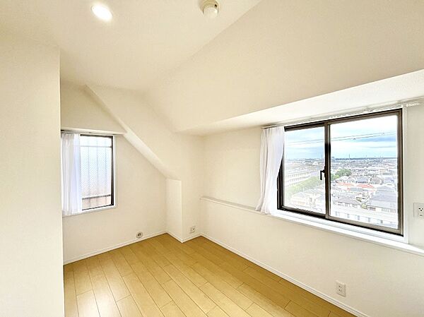 2面採光の洋室。窓から入り込む陽光がお部屋全体を優しく包み込みます！