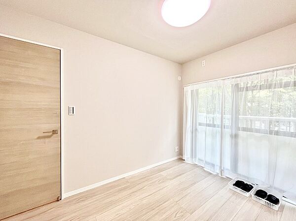 バルコニーに繋がるお部屋は開放感があります。　