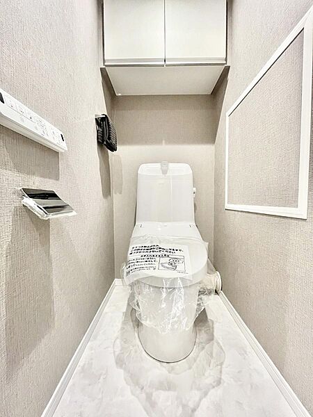トイレは白を基調とした清潔感のある落ち着ける空間に！　